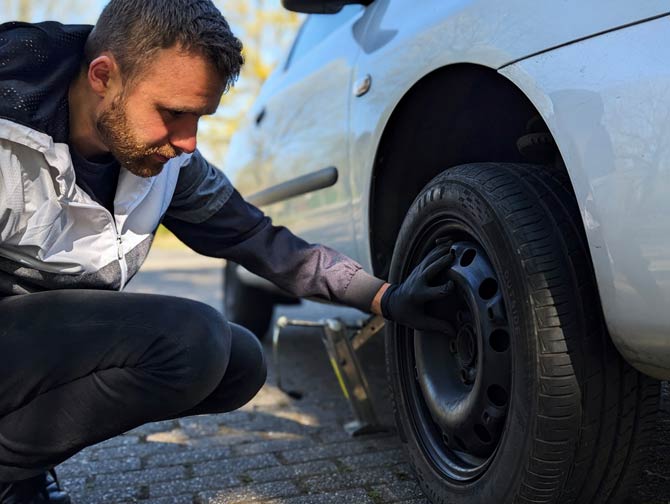 Das Fahrzeug auf Ausstattung und Sicherheitsausrüstung überprüfen