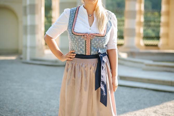 Dirndl im traditionellen Stil