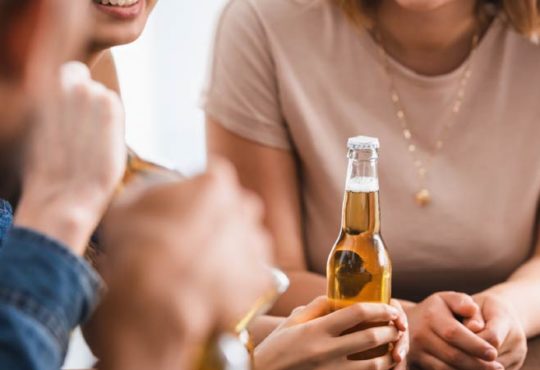 Immer mehr Menschen trinken Alkohol zur Beruhigung