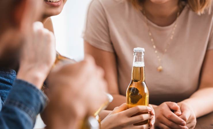 Immer mehr Menschen trinken Alkohol zur Beruhigung