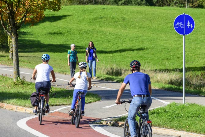 Kinder auf Fahrradweg