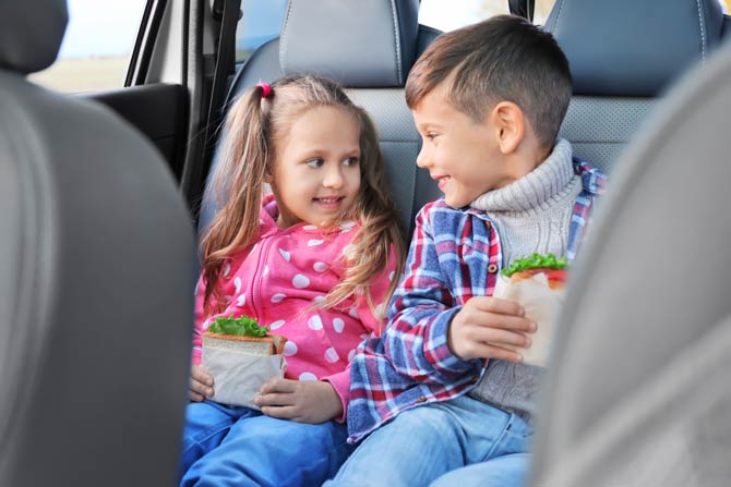 Kleine Snacks hellen die Stimmung an Bord der Autos auf