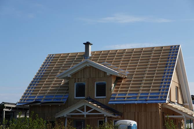 Combination of roof renovation and installation of a solar system