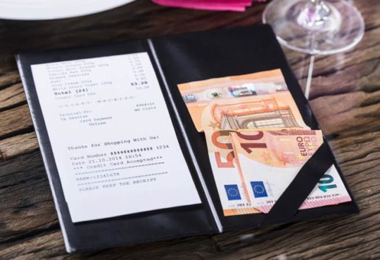 Studie – Mehr Trinkgeld bei „Absacker aufs Haus“