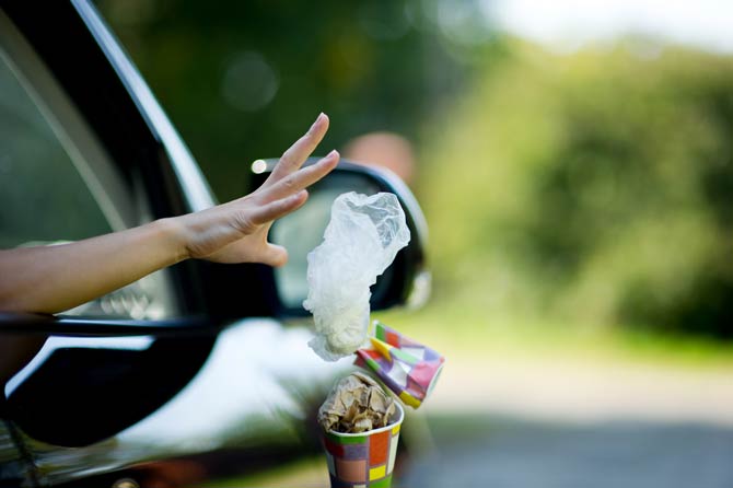 Müll aus Auto werfen