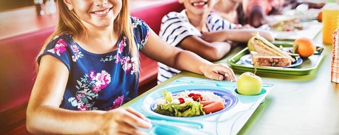 Obst und Gemüse zum Frühstück für Kinder