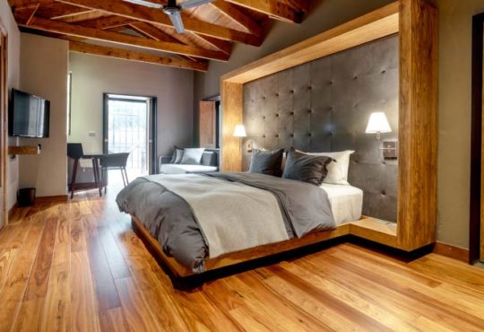 Schlafzimmer in Massivholz