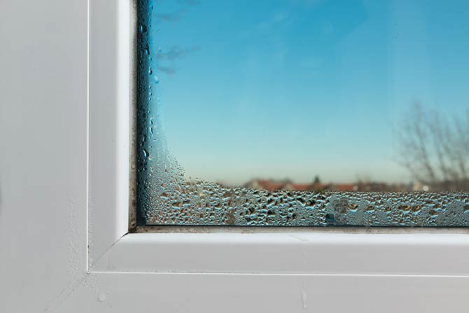 Ursachen von Kondenswasser am Fenster